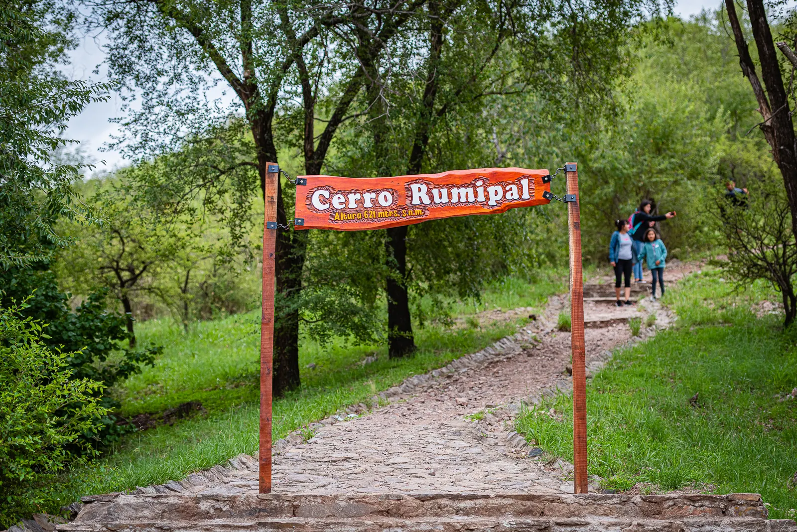 Cartel de acceso al Cerro Rumipal junto al sendero