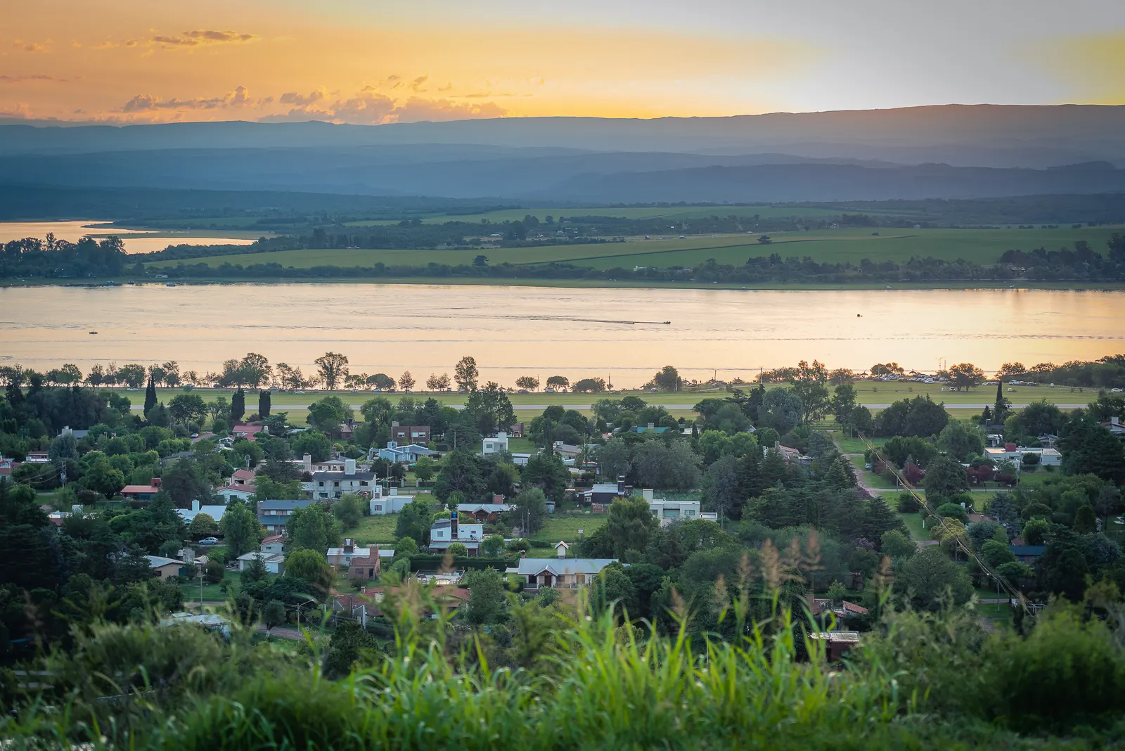 Atardecer sobre el lago y Villa Rumipal visto desde el Cerro Mirador