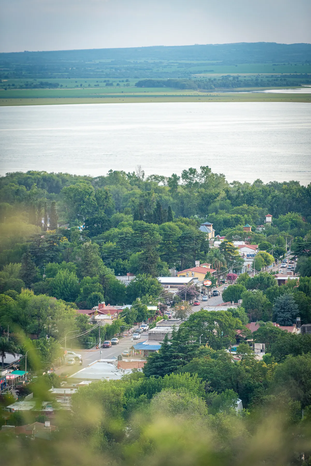 Vista vertical del centro de Villa Rumipal y el lago desde el cerro