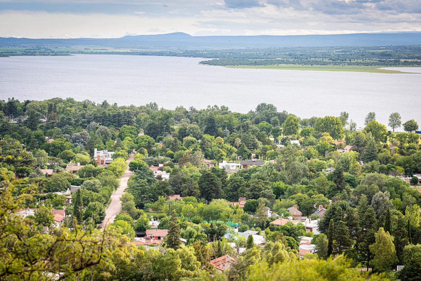Vista panorámica de Villa Rumipal y el lago desde el cerro