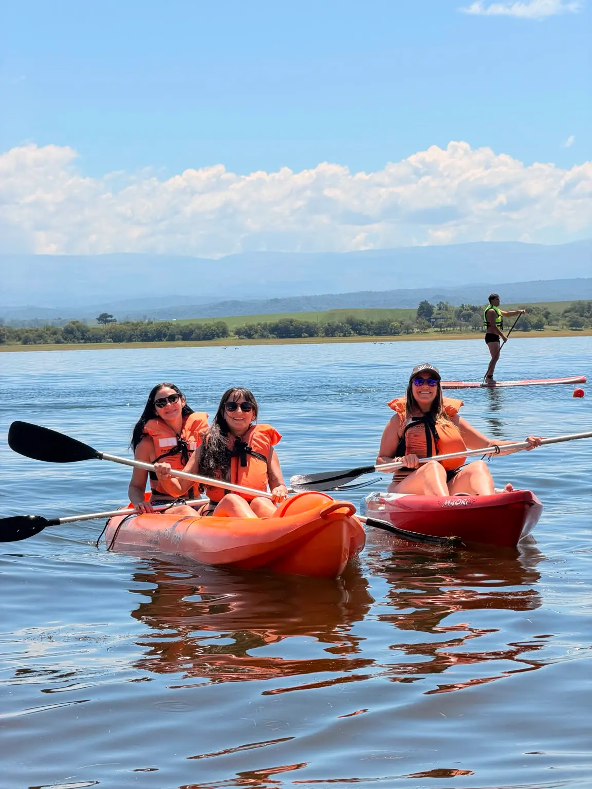 Visitantes disfrutando de kayaks en La Delia