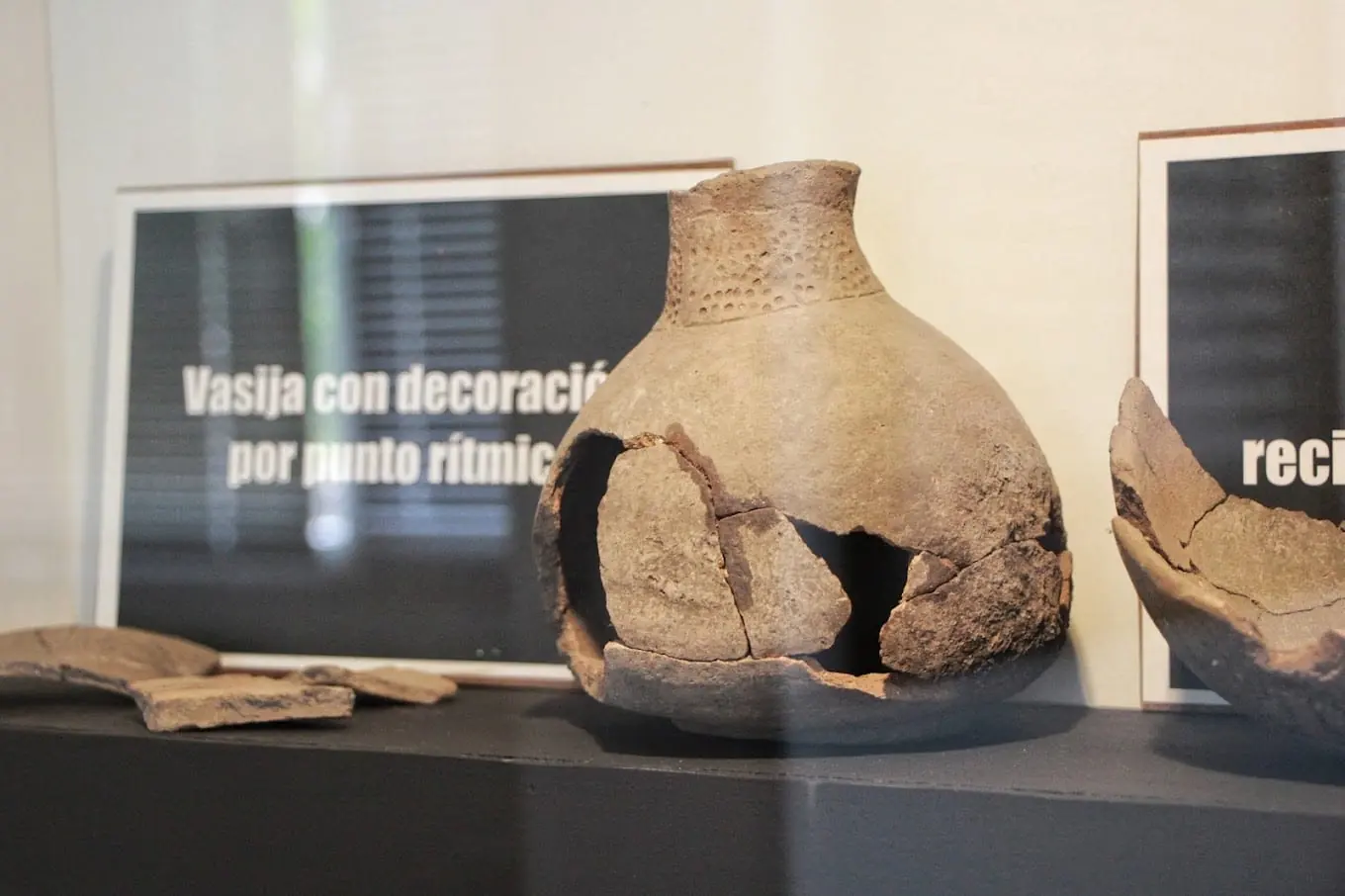 Vasija arqueológica exhibida en el Museo Estrella de Piedra